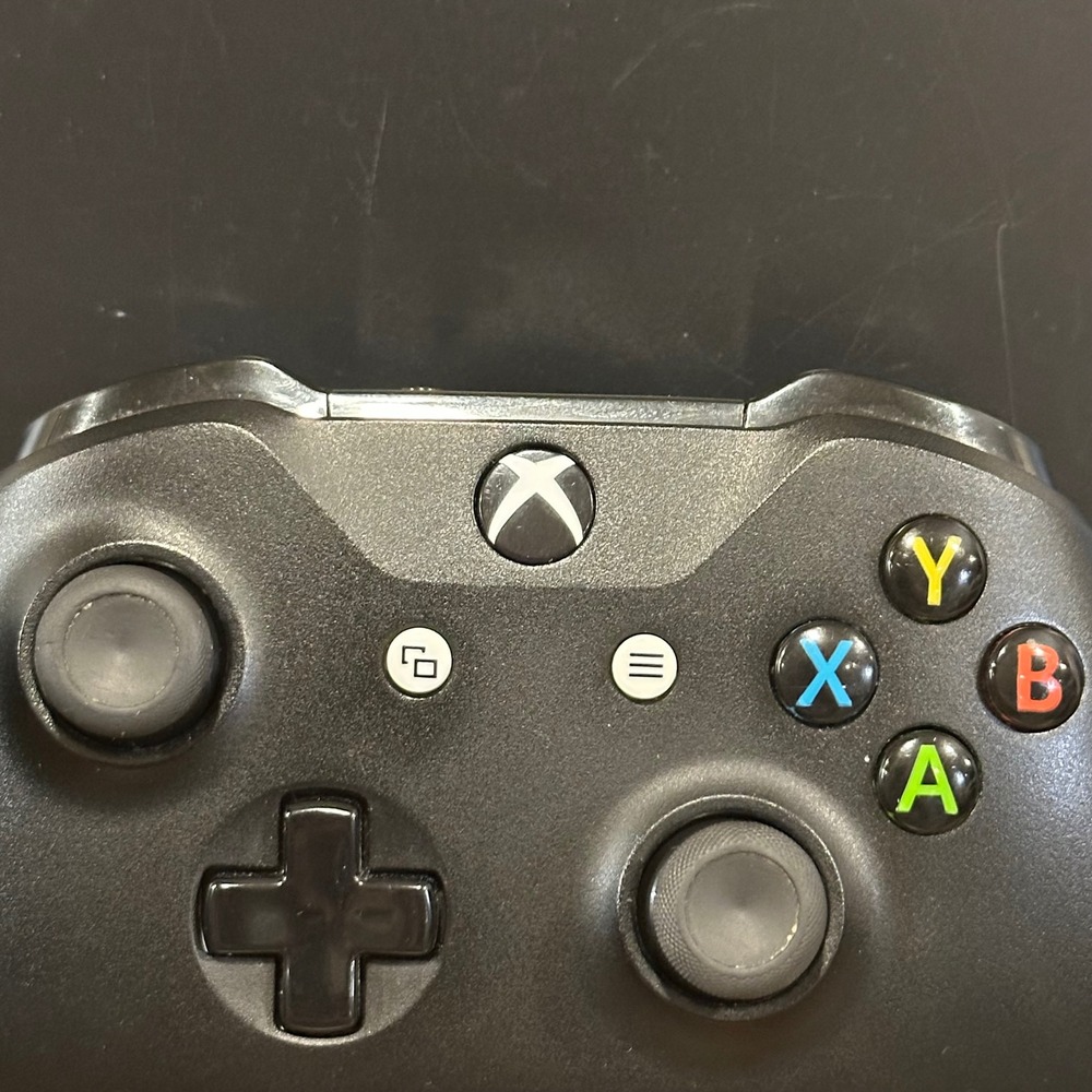 Microsoft Xbox One Wireless Controlle - Picture 2 of 6